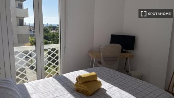 Habitación en casa compartida soleada en Málaga thumbnail 1