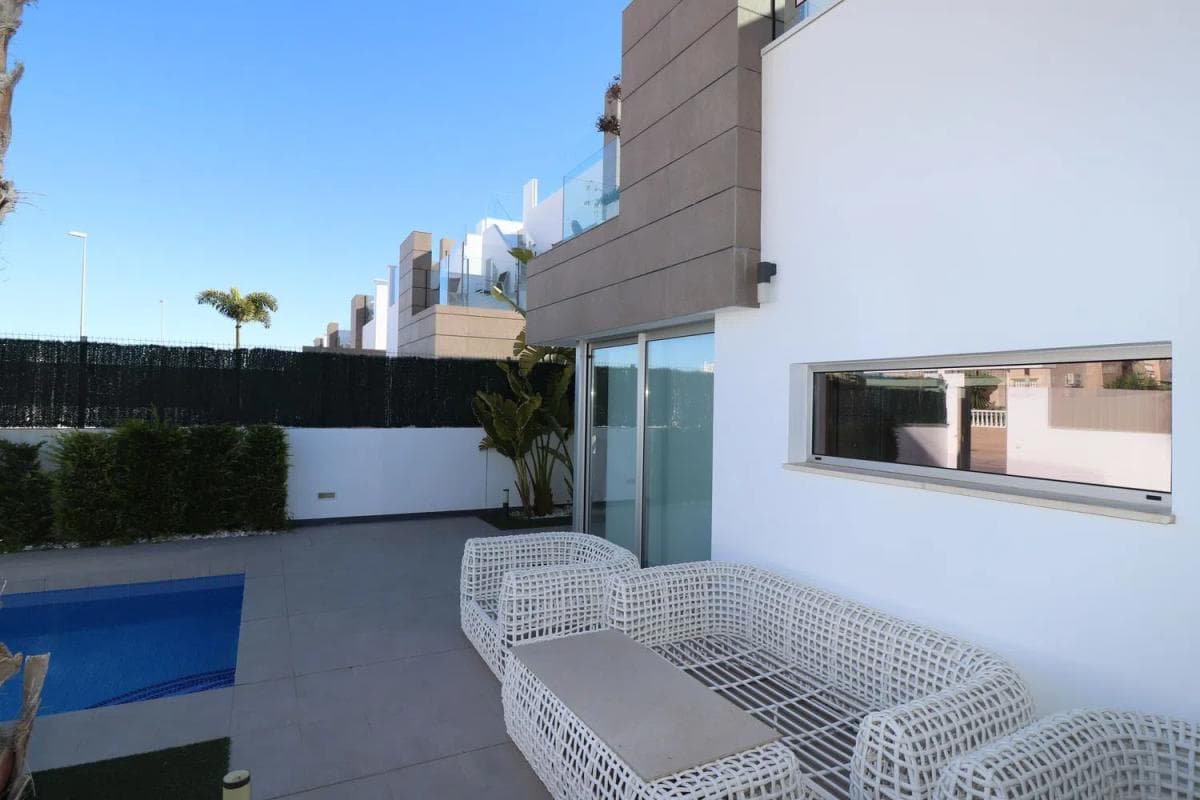 Venta de chalet independiente en Calle la Malva Rosa, 13, Guardamar del Segura
photo 2