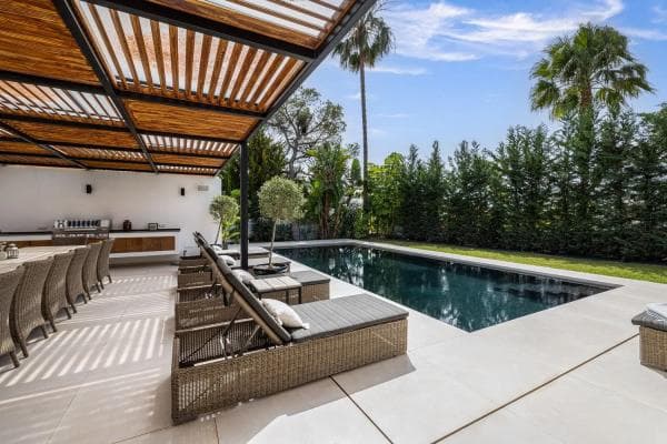 Chalet independiente en venta en Barrio Los Naranjos, Marbella photo 1