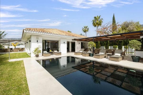 Chalet independiente en venta en Barrio Los Naranjos, Marbella thumbnail 1