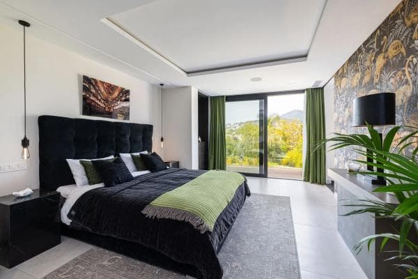 Chalet independiente en venta en Barrio Los Naranjos, Marbella thumbnail 2
