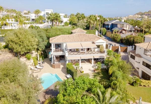 Chalet independiente en venta en Calle Andrómeda, Marbella photo 1