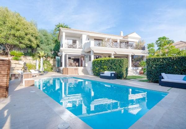 Chalet independiente en venta en Calle Andrómeda, Marbella thumbnail 1