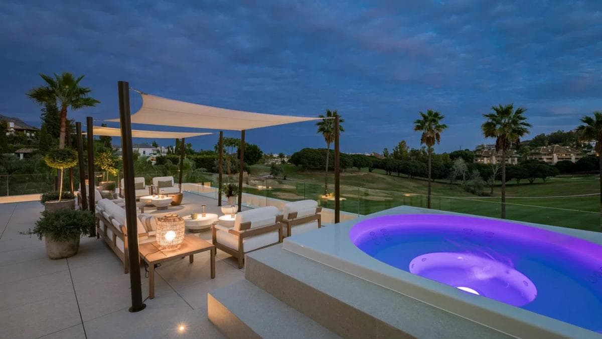 Sale of independent chalet in Barrio Los Naranjos, Marbella
photo 2