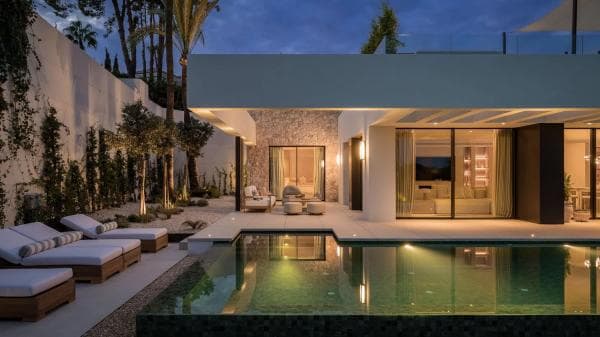 Chalet independiente en venta en Barrio Los Naranjos, Marbella thumbnail 1