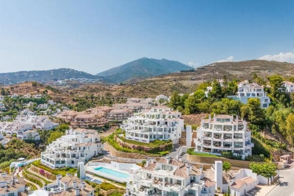 Piso en venta en Barrio Los Naranjos, Marbella thumbnail 2