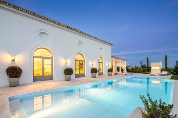 Chalet independiente en venta en Barrio Los Naranjos, Marbella thumbnail 1