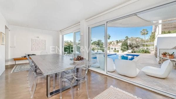 Detached villa for sale in Calle Aries, Marbella thumbnail 2