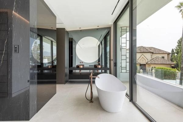 Chalet independiente en venta en Barrio La Dama de Noche-La Alzambra, Marbella thumbnail 2