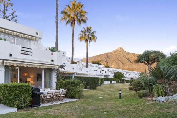 Chalet independiente en venta en Urbanizacion los Algarrobos, Marbella photo 1
