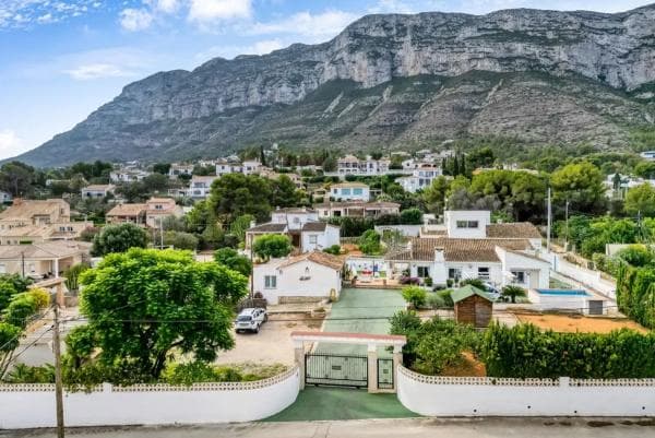 Chalet independiente en venta en El Montgó, Denia thumbnail 1