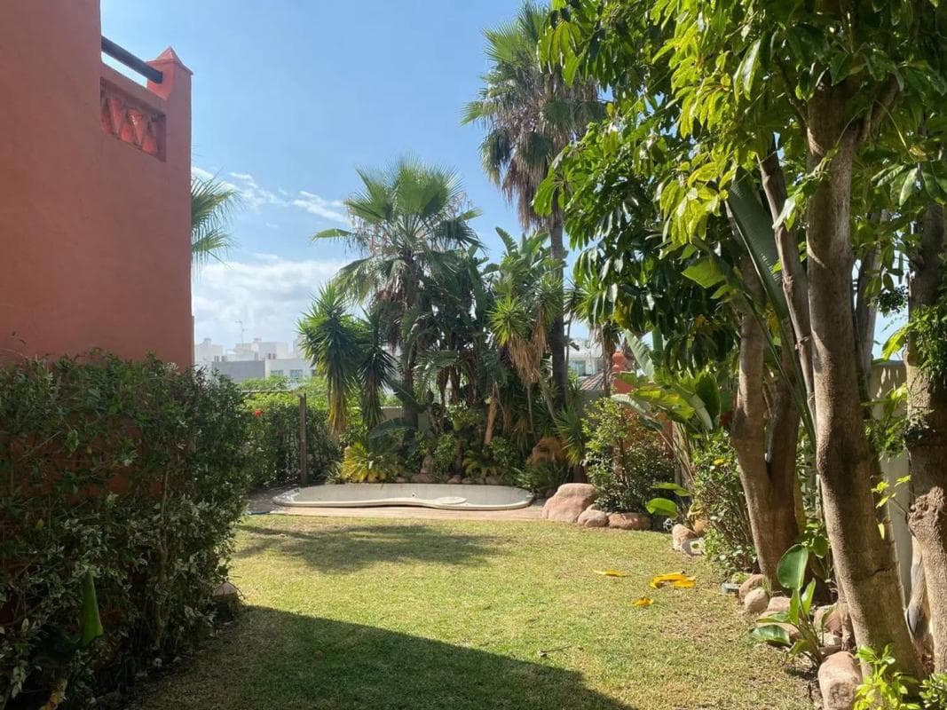 Sale of independent chalet in Avenida de Bel-Air s/n, Estepona
photo 2