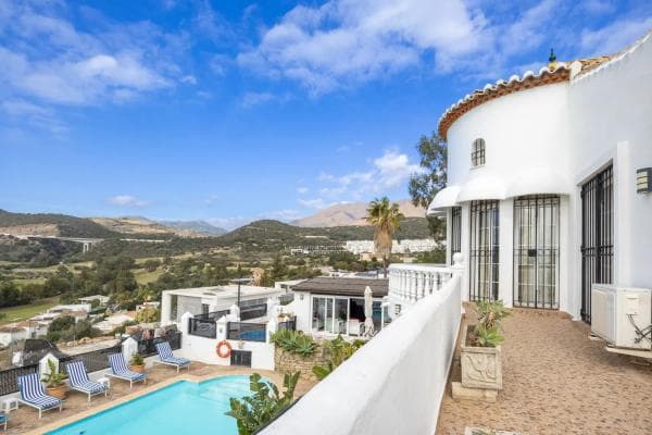 Chalet independiente en venta en Calle Nicaragua, 38 A, Estepona thumbnail 1