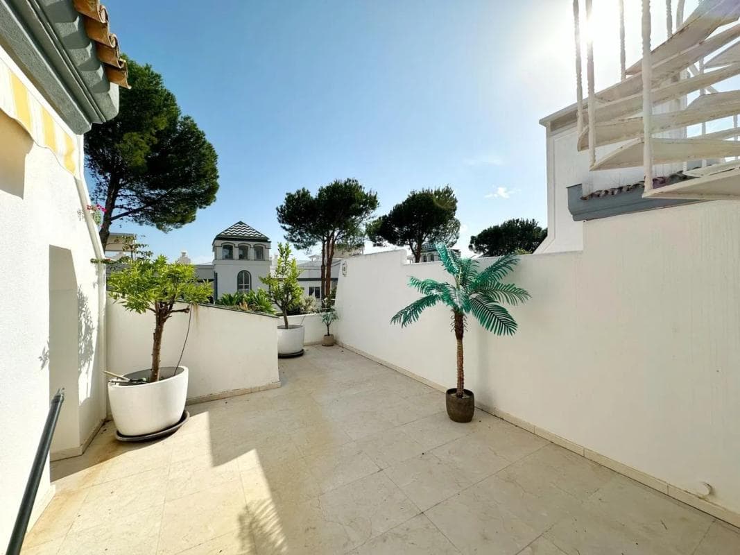 Penthouse sale in Via del Mediterráneo, Estepona photo 2