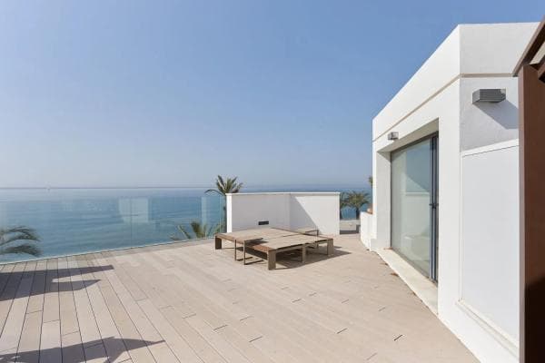 Chalet independiente en venta en Urbanizacion Playa de Guadalobon, Estepona photo 1