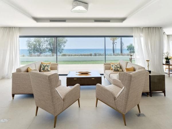 Chalet independiente en venta en Urbanizacion Playa de Guadalobon, Estepona thumbnail 1