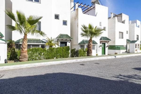 Wolnostojąca willa na sprzedaż w Resinera Voladilla, Estepona photo 1