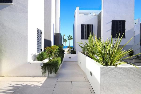 Chalet independiente en venta en Urbanizacion Playa de Guadalobon, 1 V, Estepona photo 1