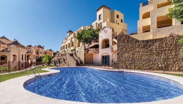 Piso en venta en Avenida españa, Estepona photo 1