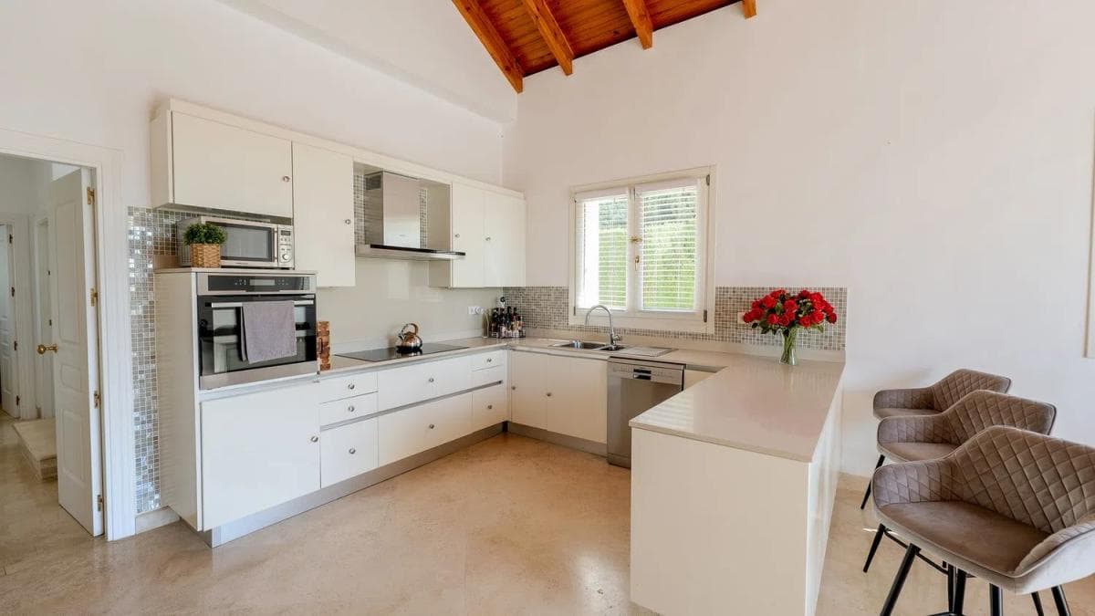 Sale of independent chalet in Calle Laurel, Estepona
photo 3