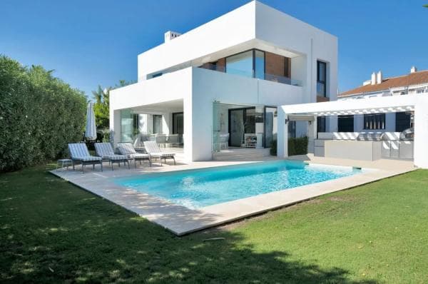 Detached villa for sale in Calle Quintana, 8, Estepona thumbnail 1