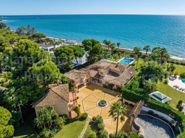 Detached villa for sale in Barrio Paraiso-Barronal, Estepona photo 1