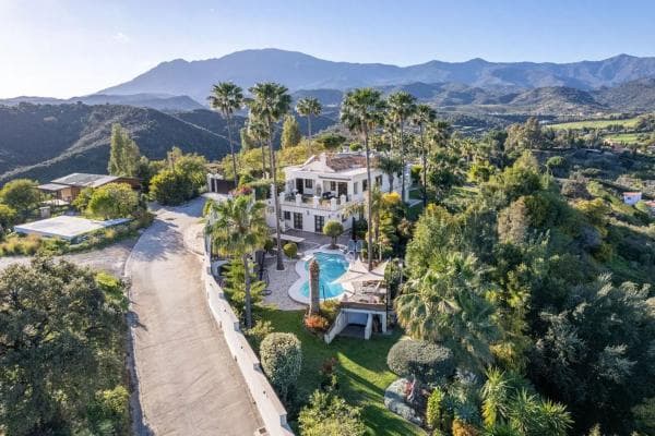 Detached villa for sale in Camino Alberdina s/n, Estepona photo 1