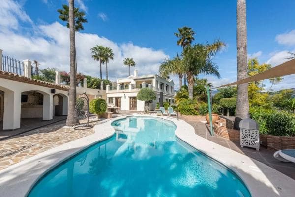 Detached villa for sale in Camino Alberdina s/n, Estepona thumbnail 1