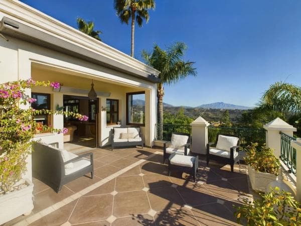 Detached villa for sale in Diseminado la Alberdina, Estepona thumbnail 1