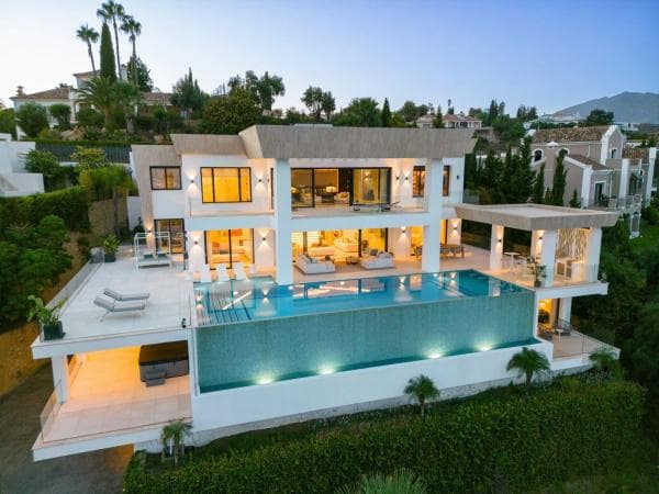 Detached villa for sale in Barrio Paraiso-Barronal, Estepona photo 1