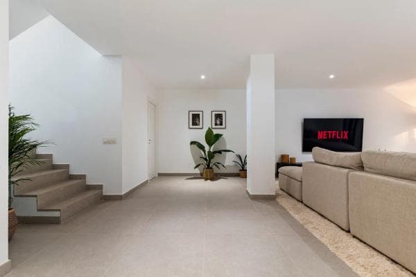 Detached villa for sale in Avenida de la Resina, Estepona thumbnail 1