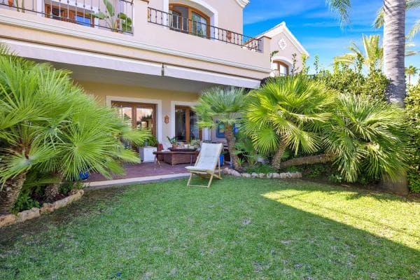 Detached villa for sale in Barrio Paraiso-Barronal, Estepona thumbnail 1