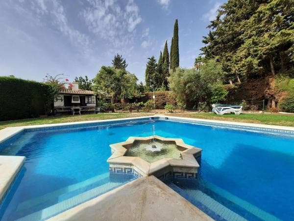 Detached villa for sale in Barrio Bel-Air, Estepona thumbnail 1