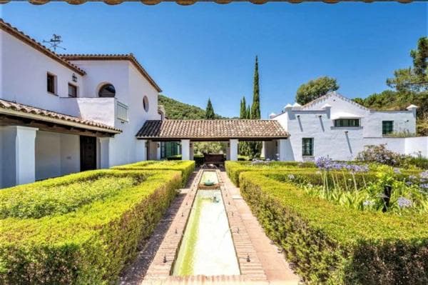 Detached villa for sale in Barrio El Velerín, Estepona photo 1