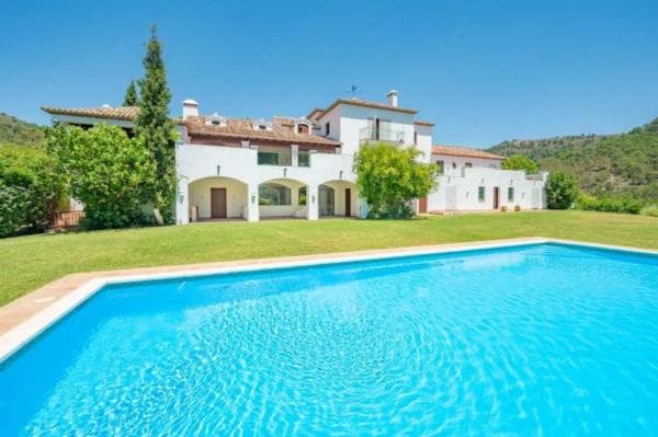 Detached villa for sale in Barrio El Velerín, Estepona thumbnail 1