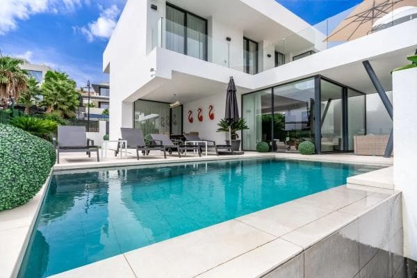 Detached villa for sale in Calle del Priorato s/n, Estepona photo 1