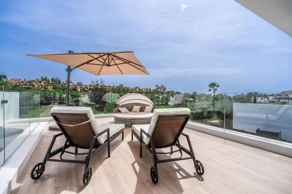 Detached villa for sale in Calle del Priorato s/n, Estepona thumbnail 2