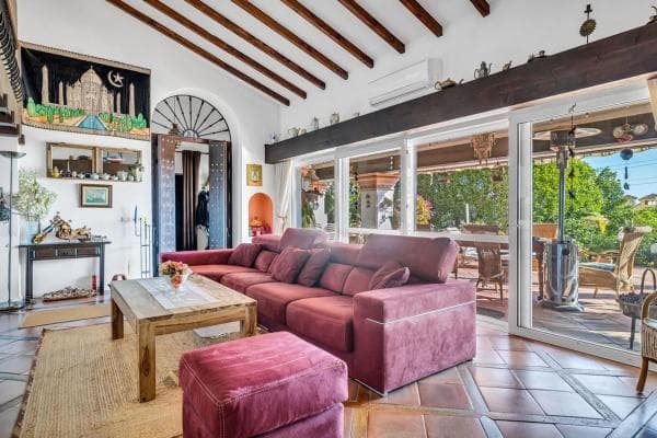 Detached villa for sale in Torrevigia, Estepona thumbnail 1