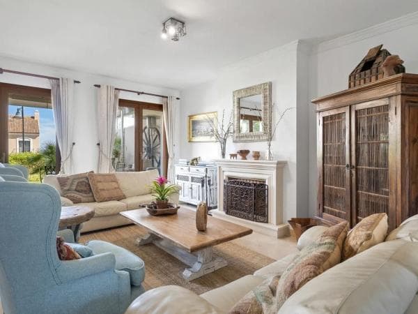 Detached villa for sale in Barrio Paraiso-Barronal, Estepona thumbnail 1