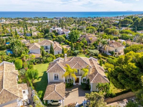 Detached villa for sale in Calle Cactus, 393, Estepona thumbnail 1