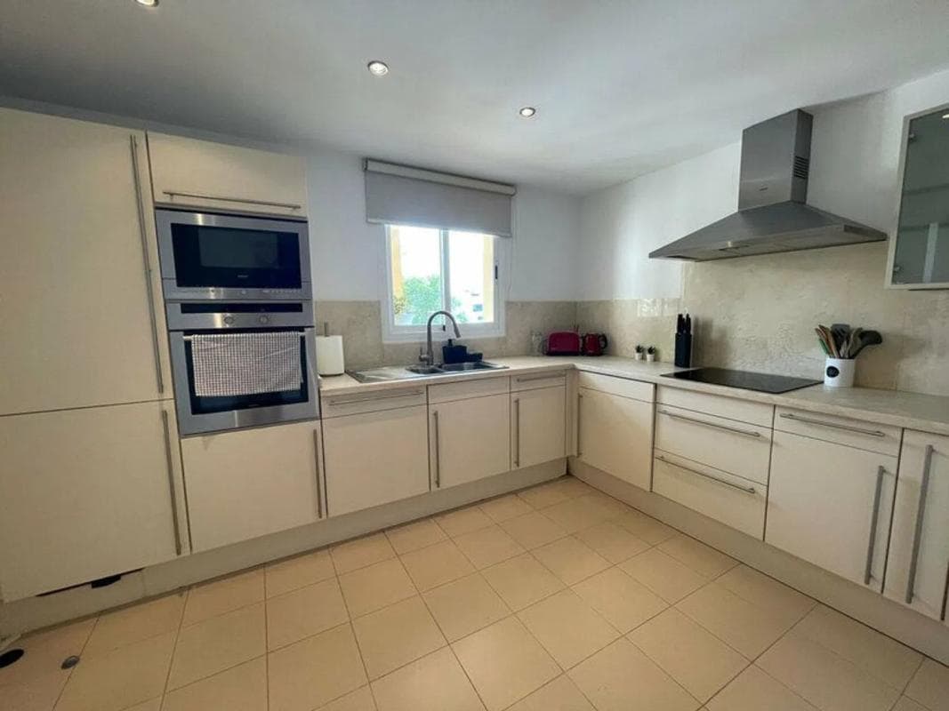 Venta de piso en Barrio Benatalaya, Estepona
photo 3