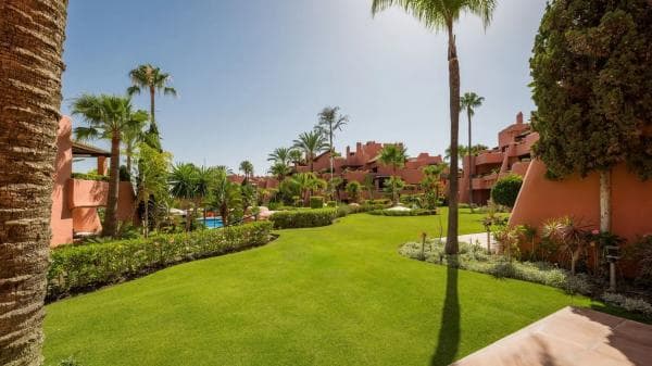 Piso en venta en Barrio Guadalmansa, Estepona photo 1
