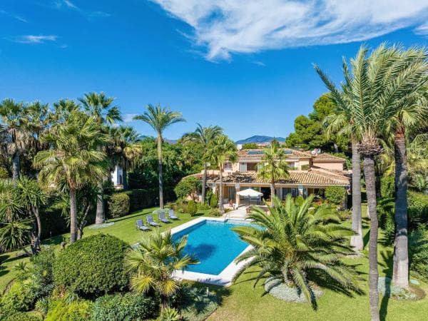 Detached villa for sale in Barrio Paraiso-Barronal, Estepona thumbnail 1