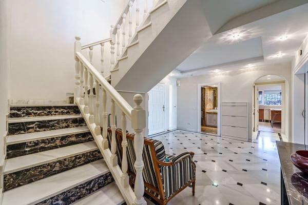 Detached villa for sale in Barrio Paraiso-Barronal, Estepona thumbnail 2