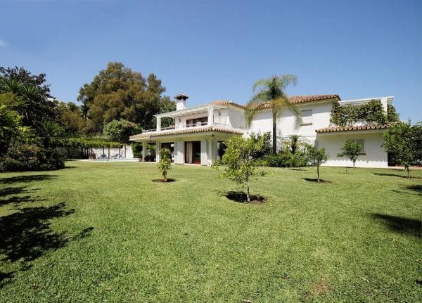 Detached villa for sale in Calle Pintor Dalí, 1, Estepona thumbnail 1
