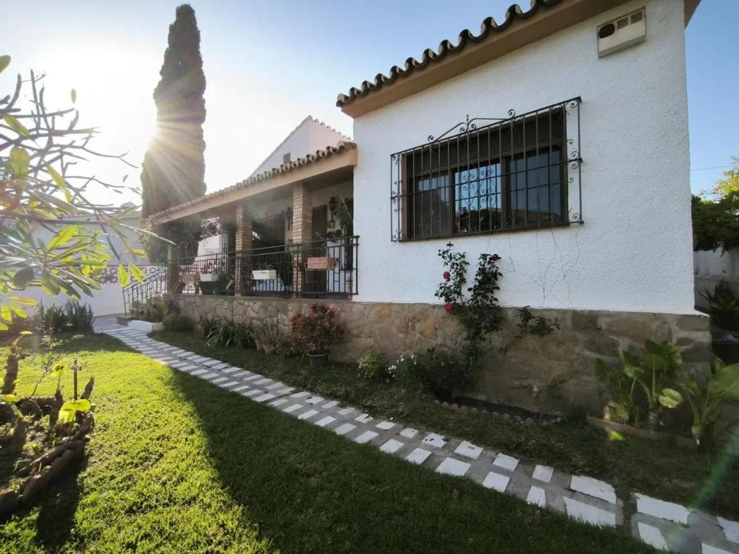 Sprzedaż niezależnego domku jednorodzinnego w Avenida de la Constitución, Benalmádena photo 2