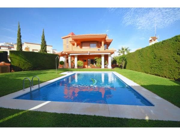 Chalet independiente en venta en Calle Camelia, Benalmádena photo 1
