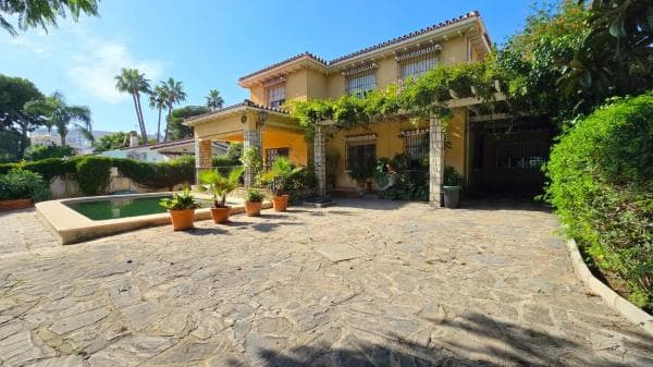 Detached villa for sale in Calle Velázquez, 15, Benalmádena photo 1