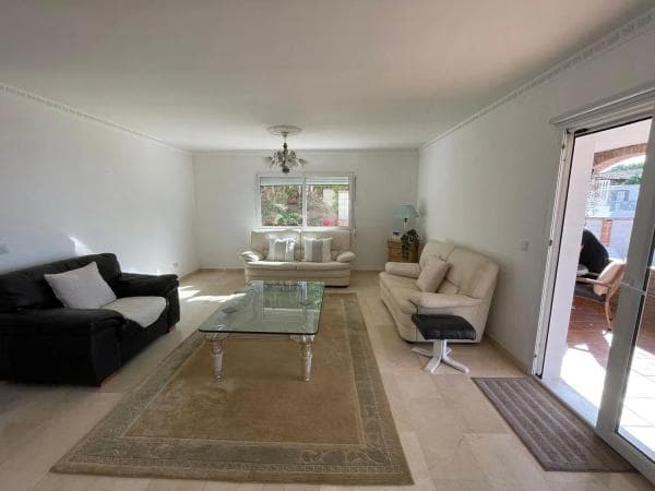 Chalet independiente en venta en Calle Viena, Benalmádena thumbnail 2