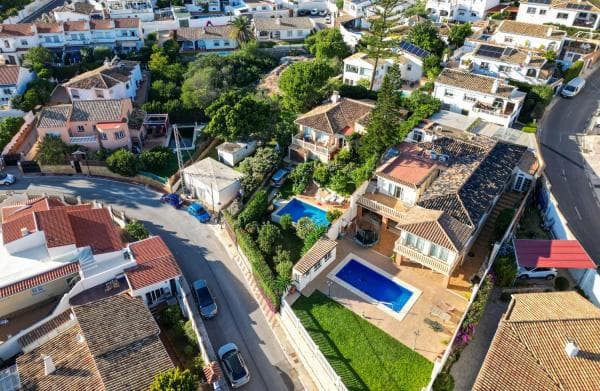 Detached villa for sale in Calle Valparaíso s/n, Benalmádena thumbnail 1